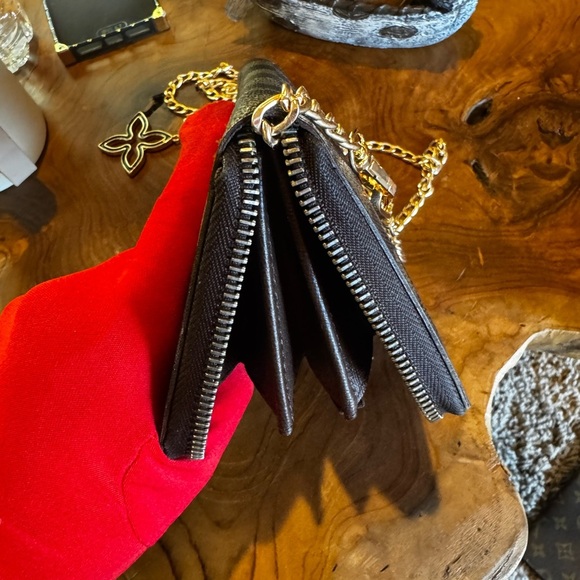 Louis Vuitton
Damier Pattern Zippy Wallet - Picture 9 of 17